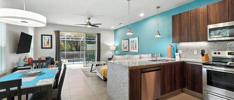 Réfrigérateur, micro-ondes, four, plaque de cuisson