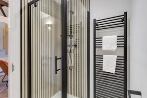 Apartment, Stadtblick | Badezimmer