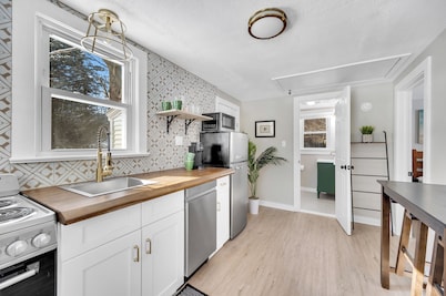 Charming bungalow - All new, 5 minutes from Mohegan