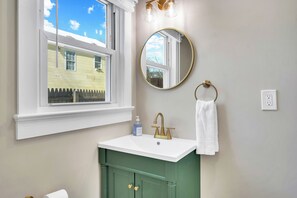 Dusj, hårføner, håndklær og såpe