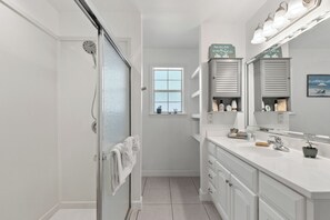 Jetted tub, hair dryer, towels, soap - "Paradise at The Palms"
     Owner Operated (Navarre)