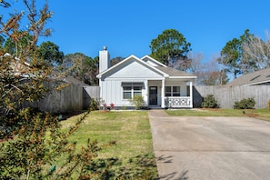 Exterior - Charming 3-bedroom house in brilliant Santa Rosa Beach, 7 minutes from the beach (Santa Rosa Beach)