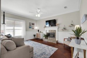 Smart TV, fireplace, DVD player - Charming 3-bedroom house in brilliant Santa Rosa Beach, 7 minutes from the beach (Santa Rosa Beach)