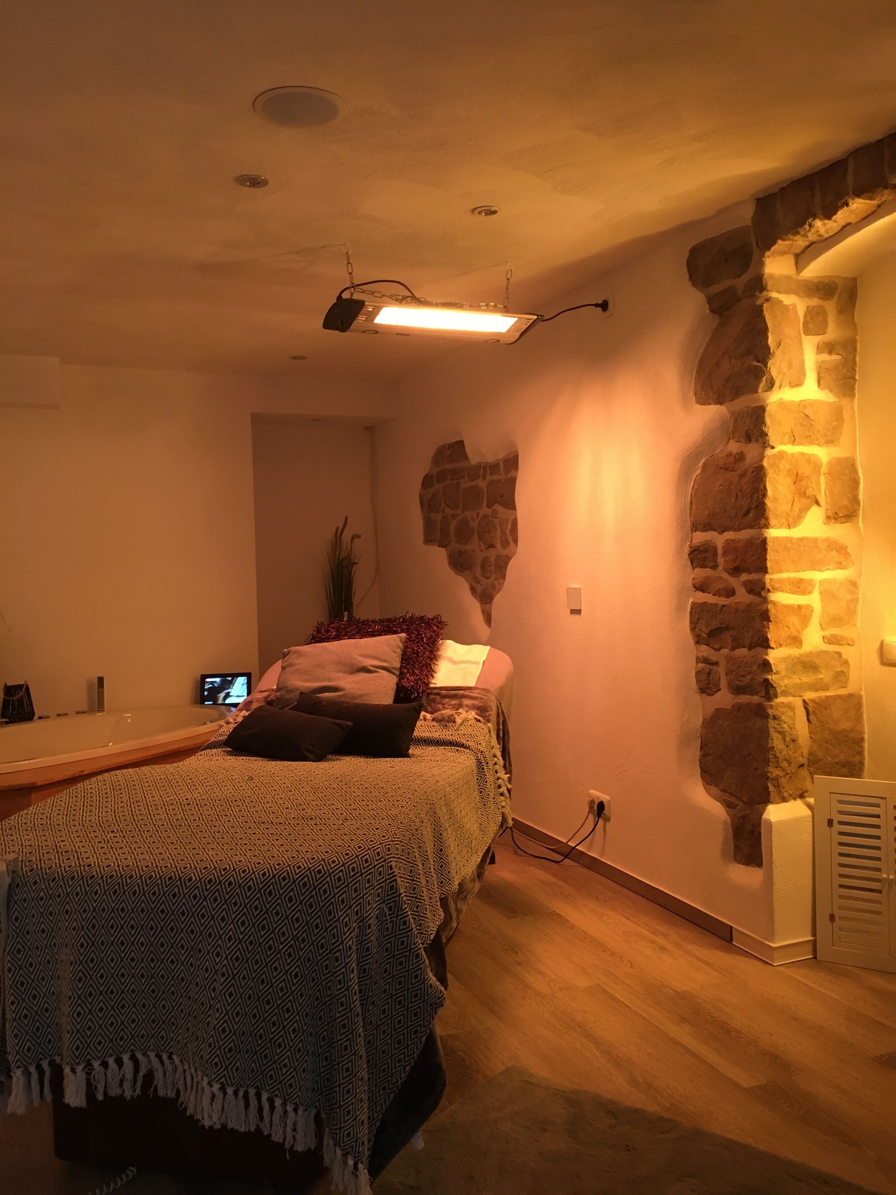 カップル用トリートメントルーム、ボディ トリートメント、アロマテラピー、ホットストーンマッサージ、ボディスクラブ、タラソテラピー