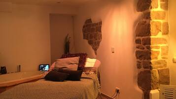 Parihoitohuone(ita), vartalohoitoja, aromaterapiaa, kuumakivihierontaa