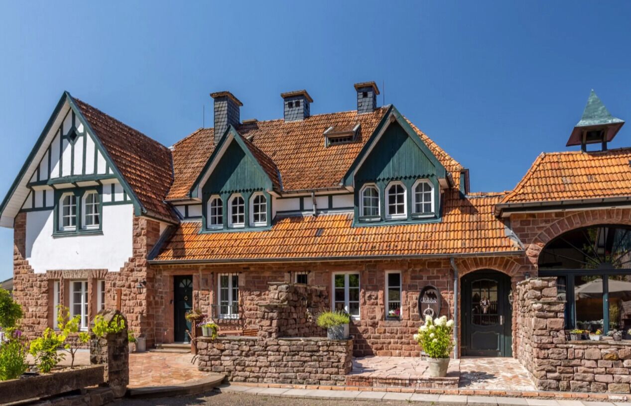 Appartement Deluxe, douche accessible en fauteuil roulant, cuisine | Coin séjour | Télévision à écran plat de 90 pouces avec chaînes numériques, télévision