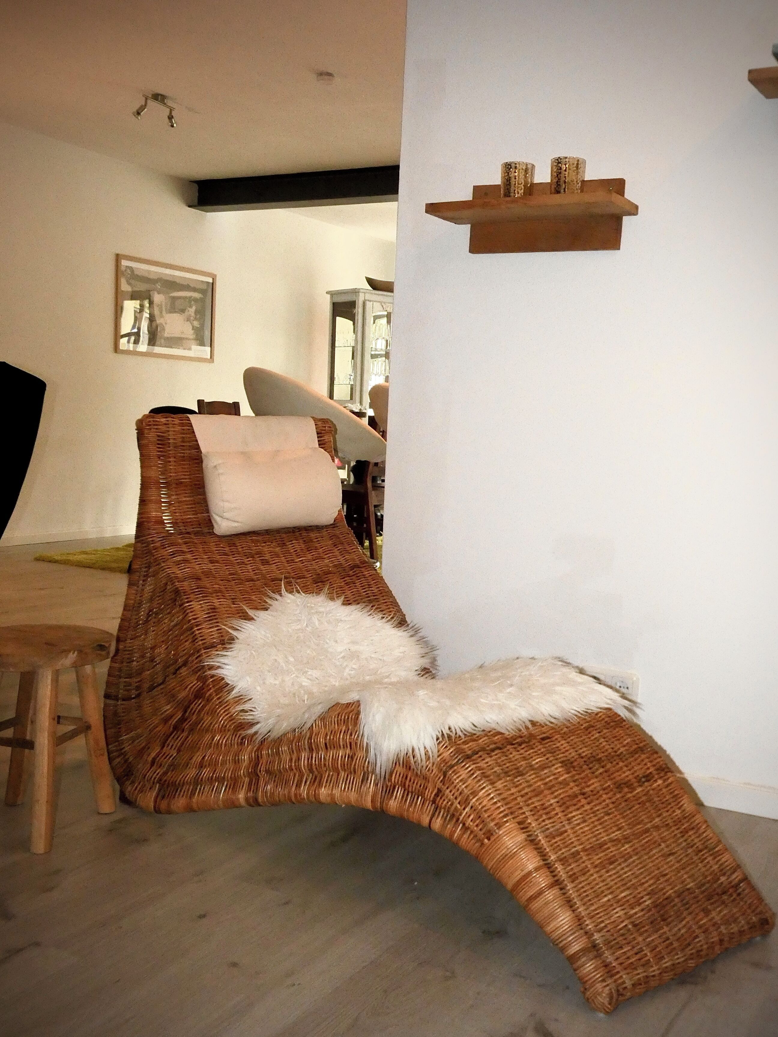 Deluxe-lejlighed - brusekabine med kørestolsadgang - køkken | Opholdsområde | Fladskærms-tv