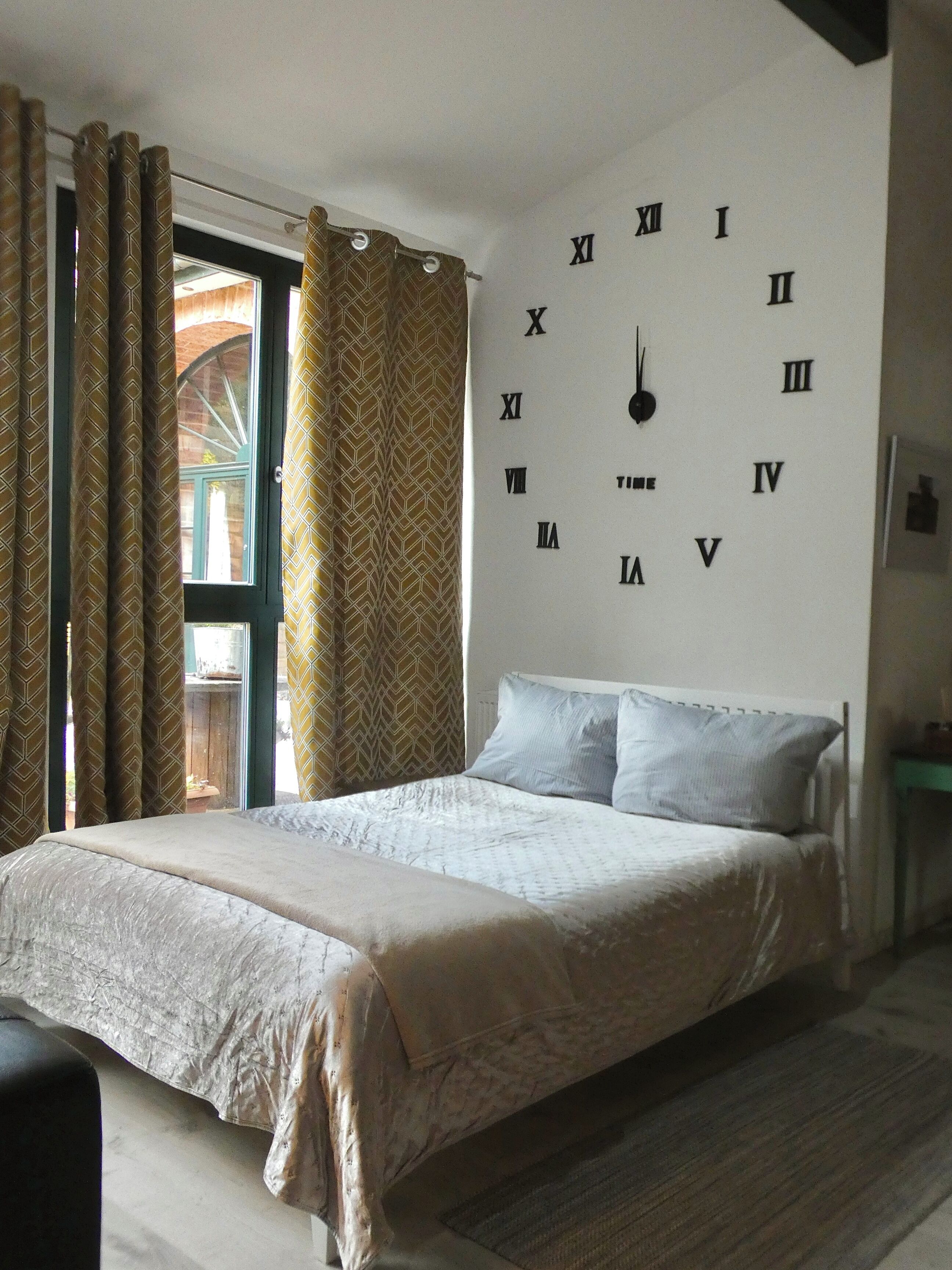 Leilighet – deluxe, rullestolvennlig dusj, kjøkken | Oppholdsområde | Flatskjerm-TV