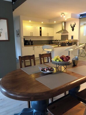 Deluxe Apartment, Roll-in Shower, Kitchen | Living area