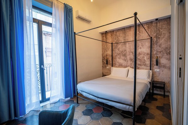 Desk, soundproofing, free WiFi