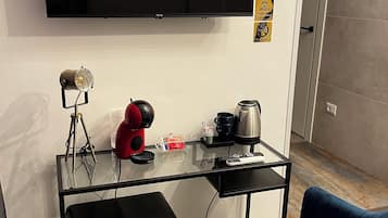 Escritorio, sistema de insonorización y wifi gratis