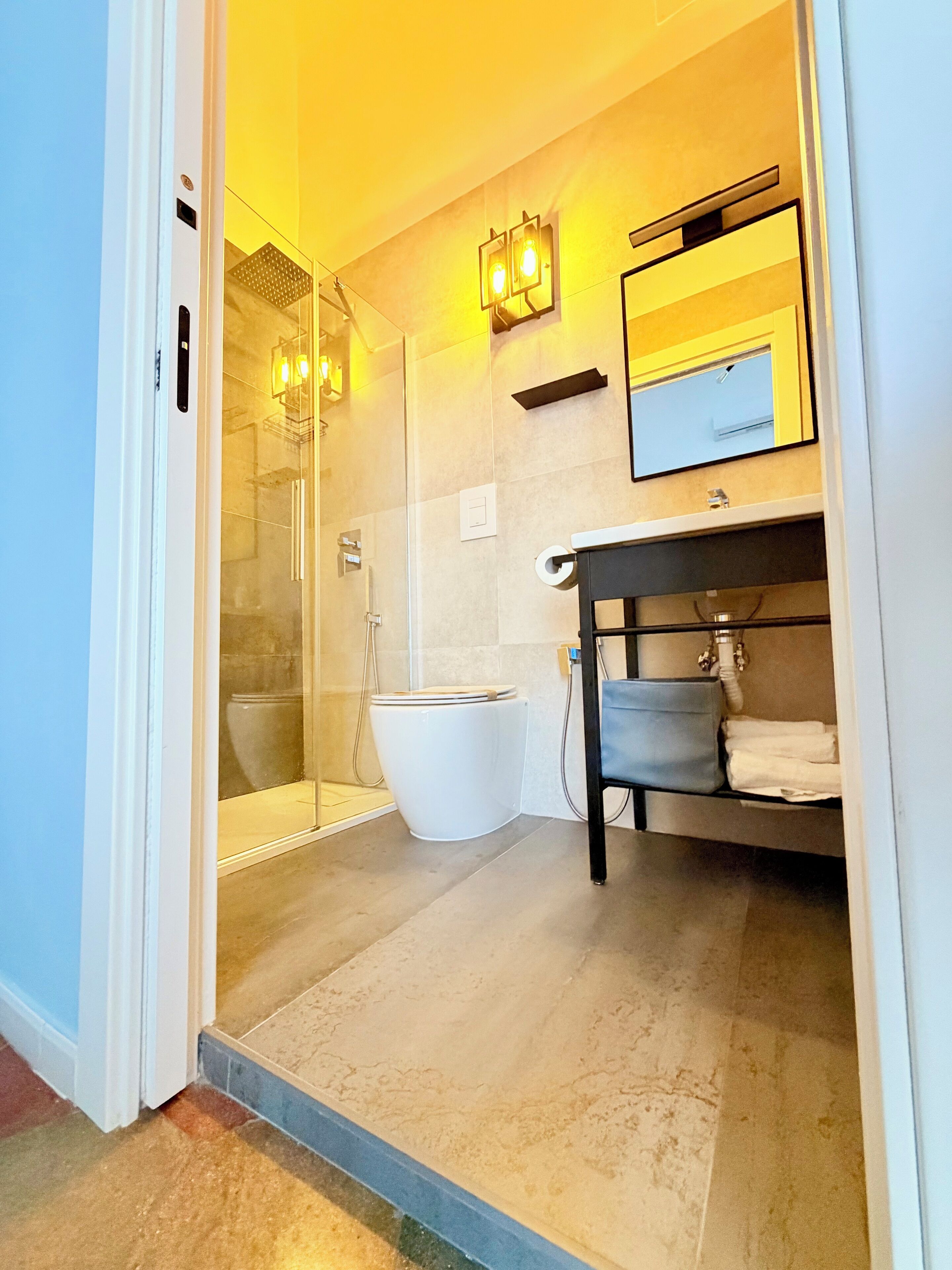 Comfort-Zimmer, Balkon, Stadtblick | Badezimmer | Kostenlose Toilettenartikel, Handtücher, Seife, Shampoo