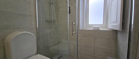 Een haardroger, een bidet, handdoeken, zeep