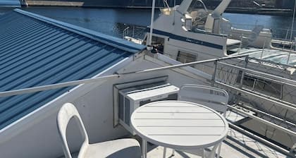 Houseboat in Providence!