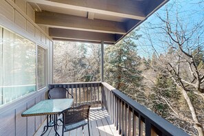 Outdoor dining - Modern farmhouse cabin w/multiple decks, a fireplace & A/C-close to outdoor fun (Crestline)