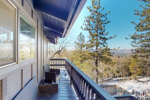 Property grounds - Modern farmhouse cabin w/multiple decks, a fireplace & A/C-close to outdoor fun (Crestline)