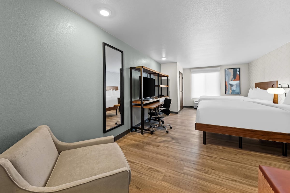 Chambre Standard, 2 grands lits, non-fumeur | Bureau, espace de travail pour ordinateurs portables