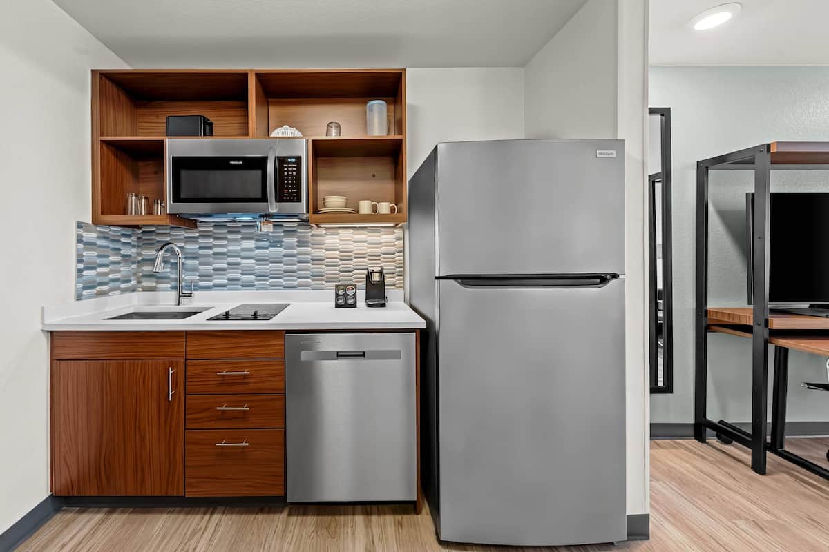 Standard Room, 1 King Bed, Non Smoking | Private kitchen | Coffee/tea maker