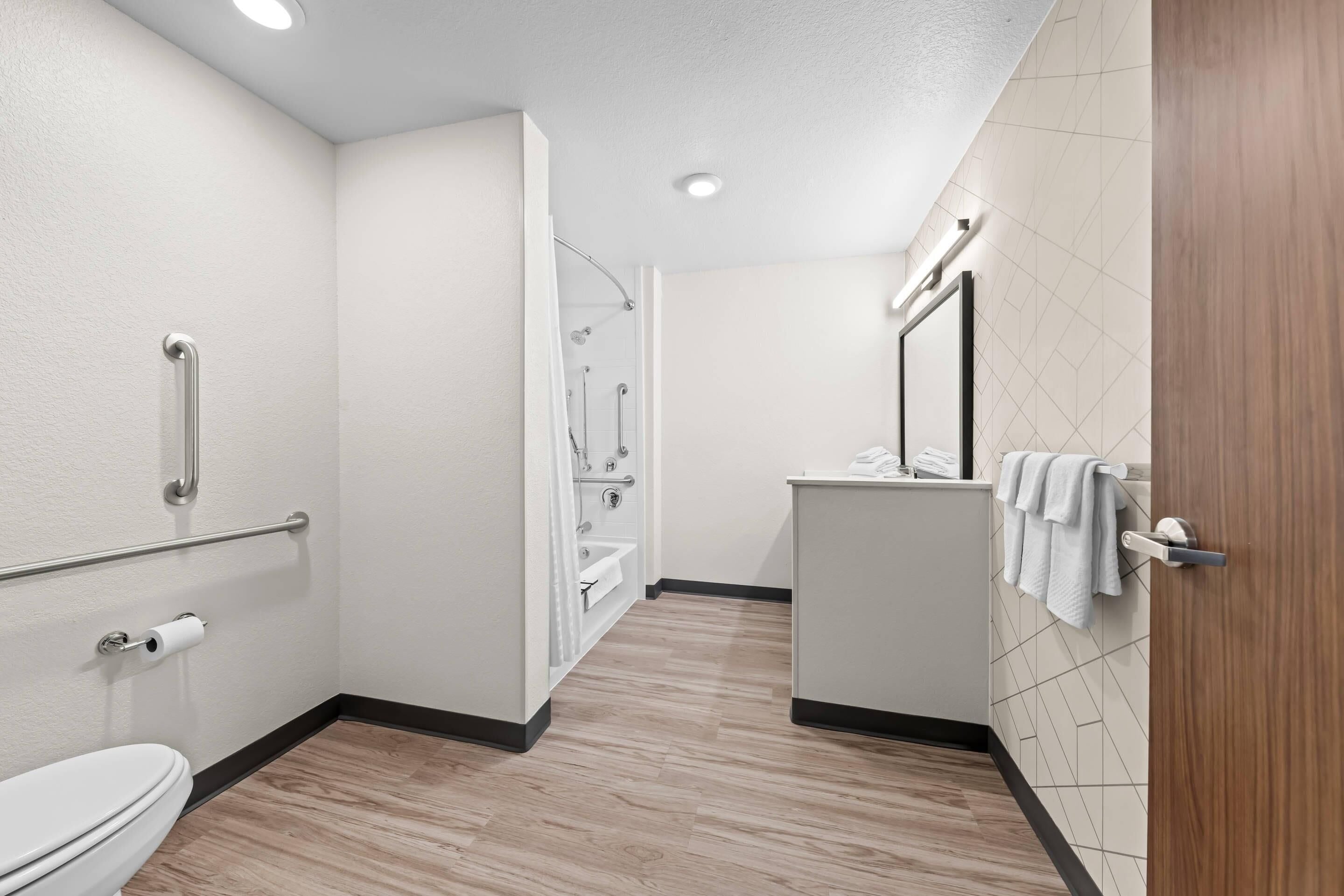 Un baño moderno con inodoro, ducha y lavamanos.