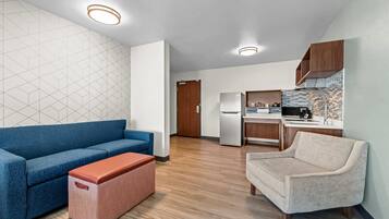 Kamar, 1 Tempat Tidur King, akses difabel, Bebas Asap Rokok | Meja kerja, ruang kerja ramah laptop, dan tirai kedap cahaya