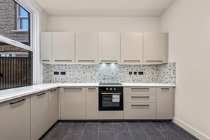 Réfrigérateur, four, plaque de cuisson, cafetière/bouilloire