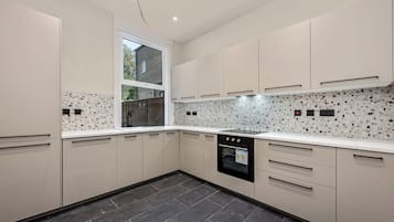 Fridge, oven, stovetop, coffee/tea maker