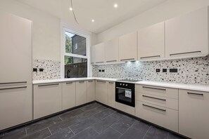 Fridge, oven, stovetop, coffee/tea maker