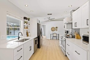 Refrigerador, microondas, horno y parrilla de estufa 