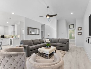 Smart-TV, peis, bordtennis og stereoanlegg