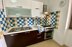 Frigorífico, horno, placa de cocina y hervidor eléctrico