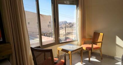 Charming 5-bedroom bed & breakfast with WiFi, AC in fabulous Wadi Musa, Petra