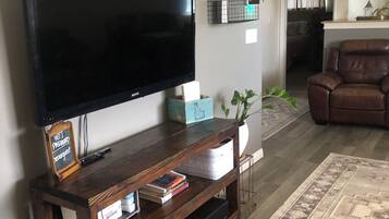 Fernseher, Videospiele, Tischfußball, Bücher