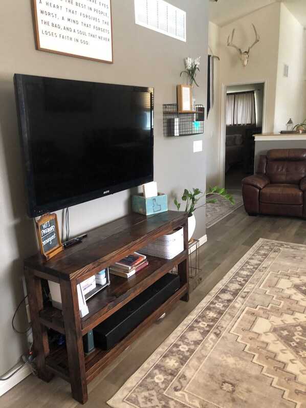 TV, video games, table football, books - Cozy 4-bedroom house in Pocatello that will fit your stay! (Pocatello)