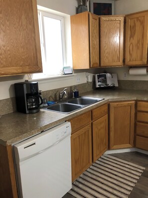 Fridge, microwave, oven, stovetop - Cozy 4-bedroom house in Pocatello that will fit your stay! (Pocatello)