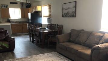 Fernseher, Videospiele, Tischfußball, Bücher