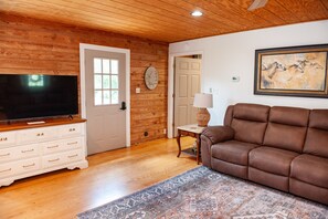 Smart TV - 2BR “secret” cabin on 20 acres close to Interstates-Boiling Springs/Inman, SC (Inman)