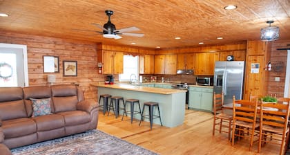 2-bedroom “secret” cabin close to Interstates & Amenities-Boiling Springs, SC