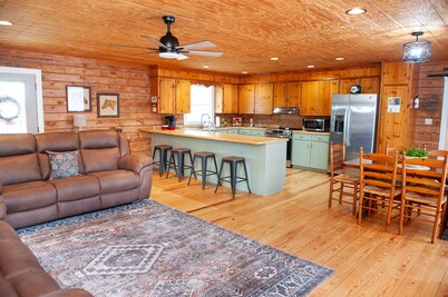 2-bedroom “secret” cabin close to Interstates & Amenities-Boiling Springs, SC