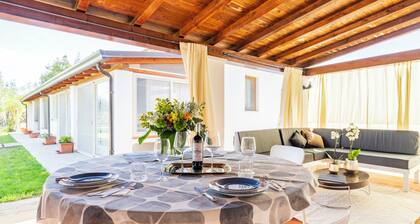 Oasis by the Sea: House with Garden and Private Beach Access