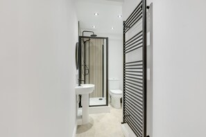 Apartment | Bathroom | Shower, towels - Earl Grey - North East Escapes (Alnwick)