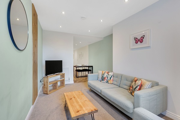Apartment | Living room | 30-inch TV with satellite channels