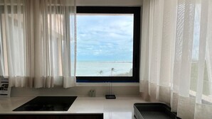 Una cucina moderna con un'ampia finestra vista mare.