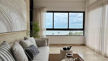 Departamento de lujo, alberca privada, vista al mar | Área de sala de estar | Televisión de pantalla plana