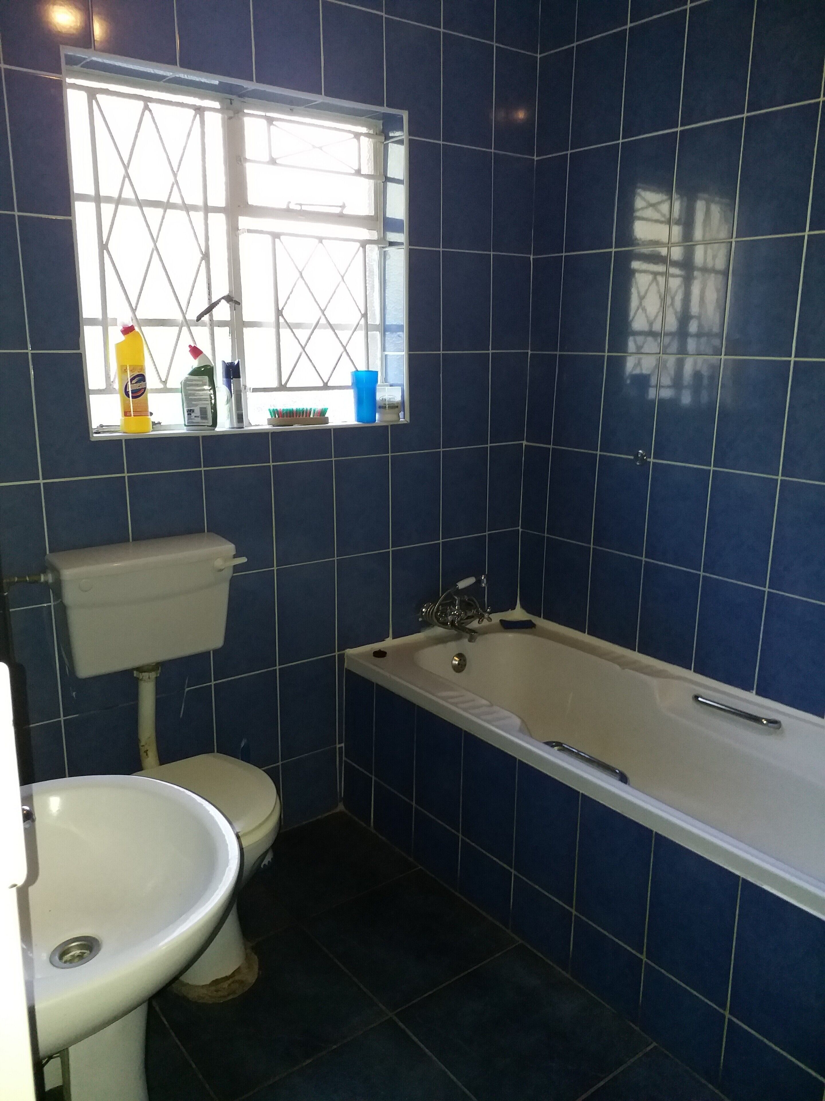 Un baño con inodoro, lavamanos y bañera.