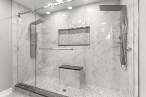Haartrockner, Handtücher, Seife, Shampoo