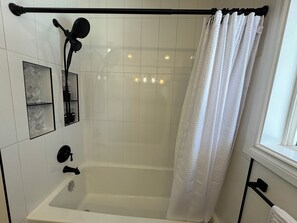 Hair dryer, towels, soap, shampoo - Unwind at Windemere 3-Bedroom Apartment in Thunder Bay (Thunder Bay)