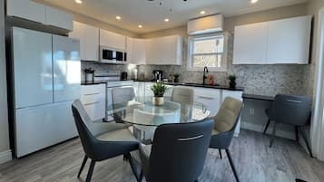 Frigorifero, microonde, forno, piano cottura