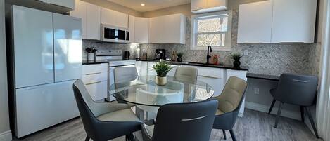 Refrigerador, microondas, horno y parrilla de estufa