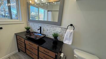 Asciugacapelli, asciugamani, sapone, shampoo