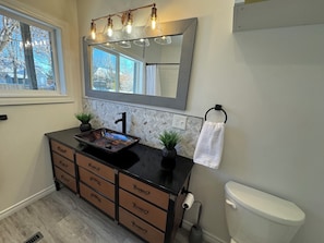 Asciugacapelli, asciugamani, sapone, shampoo